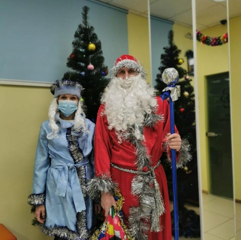 Дед Мороз со Снегурочкой поздравили пациентов Клиники Научного центра
