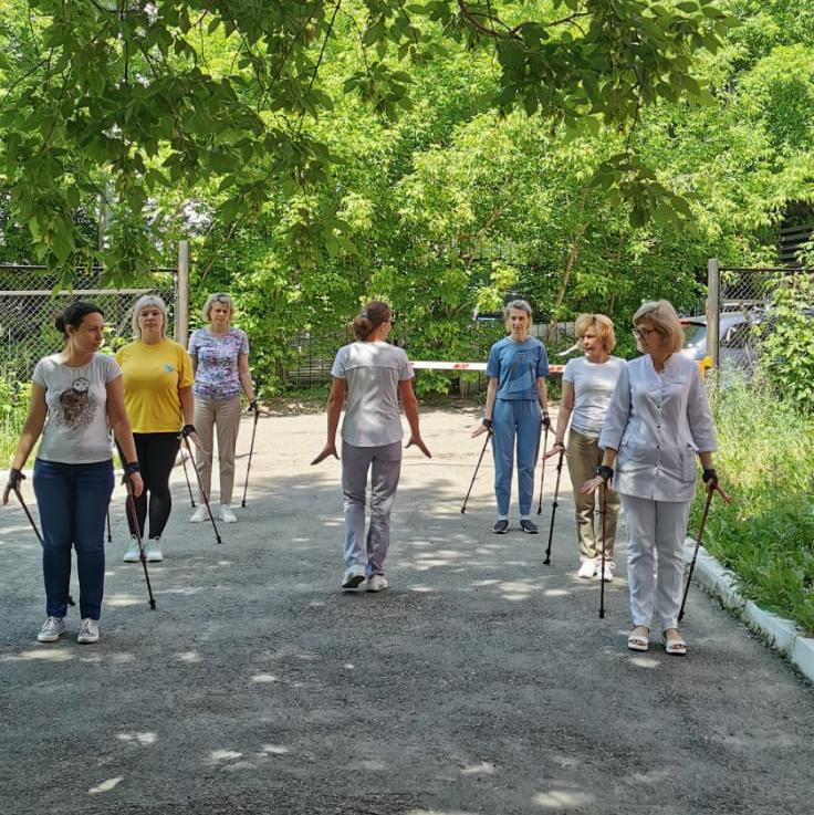 Обучение сотрудников технике скандинавской ходьбы состоялось в клинике Научного центра 15 июня