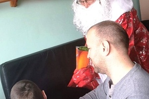 23 декабря пациентов клиники пришли поздравить Дед Мороз и Снегурочка